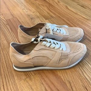 DV Women’s Sneakers